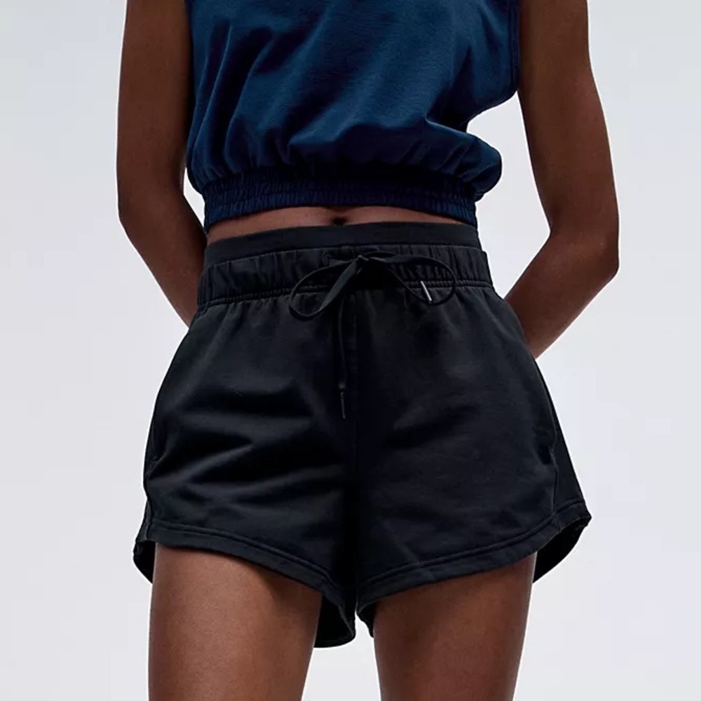 Lululemon Inner Glow High-Rise Short 3" - size 6